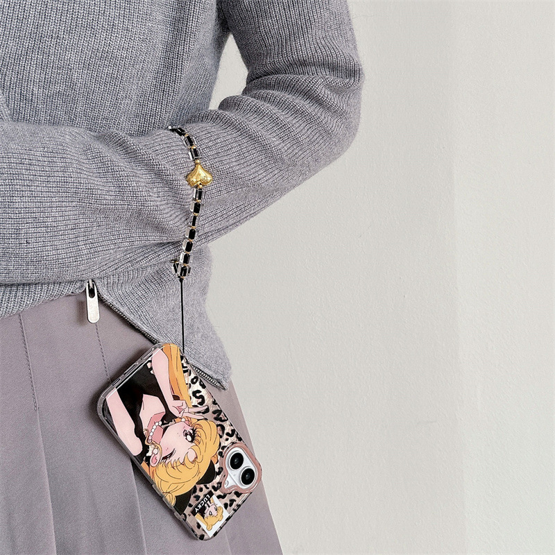 Chica hermosa con estampado de leopardo de cadena ls