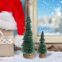 国境を越えた新しいクリスマス装飾品の宝塔に白いクリスマスツリーのデスクトップにミニクリスマスツリーのクリスマス装飾がついている