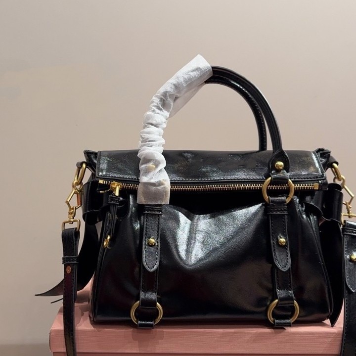 时尚复古油蜡皮亮漆皮蝴蝶结手提公文包机车包pu日常通勤购物袋女