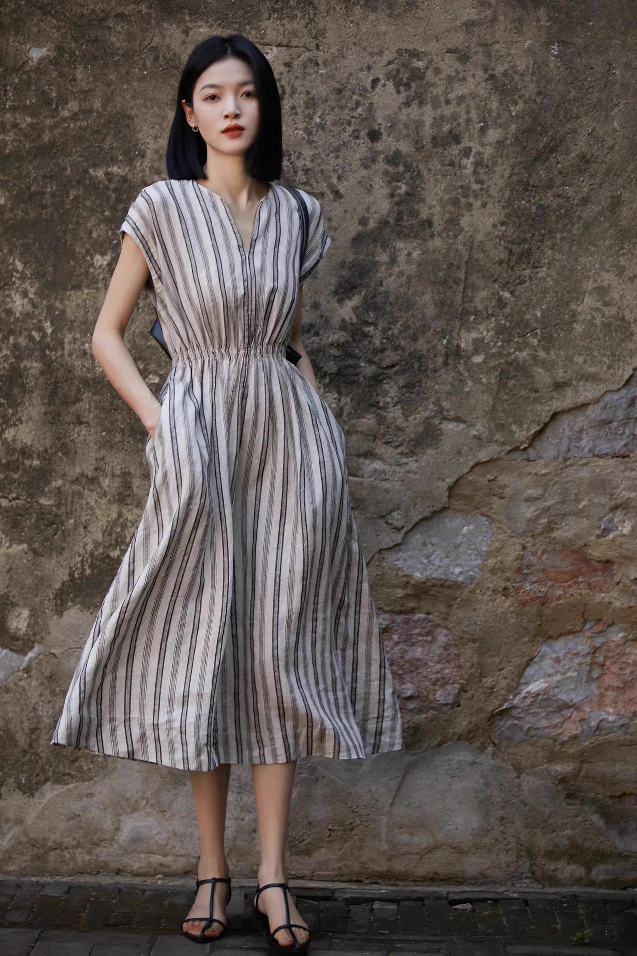 Đầm maxi nữ sọc xám linen V cổ đi làm — sọc chi tiết 2