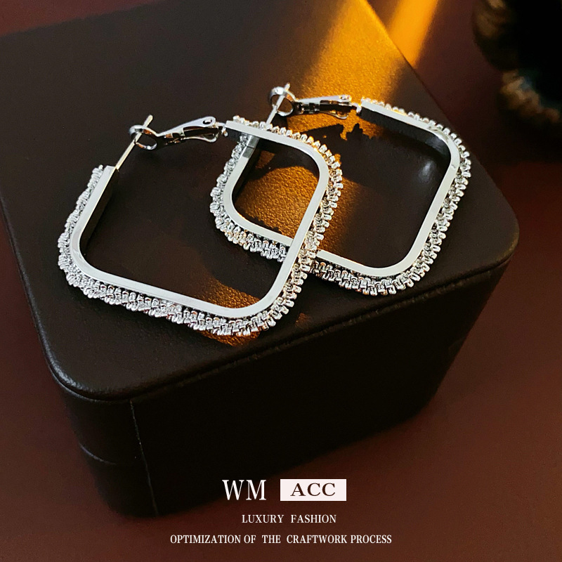 Pendientes redondos irregulares con aguja de plata Pendientes simples y fríos de moda Pendientes europeos y americanos de lujo ligero Pendientes de alta gama mujeres