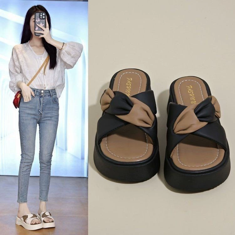 Летние уличные сандалии для женщин, новинка 2025 года, сандалии на толстой подошве, женские тапочки на мягкой подошве, нескользящие и подходящие для ношения на улице.