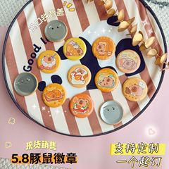 バッジかわいいカピバラ漫画子供用ブリキ装飾ブローチ雑穀ギフトは、写真を変更してパーソナライズできます