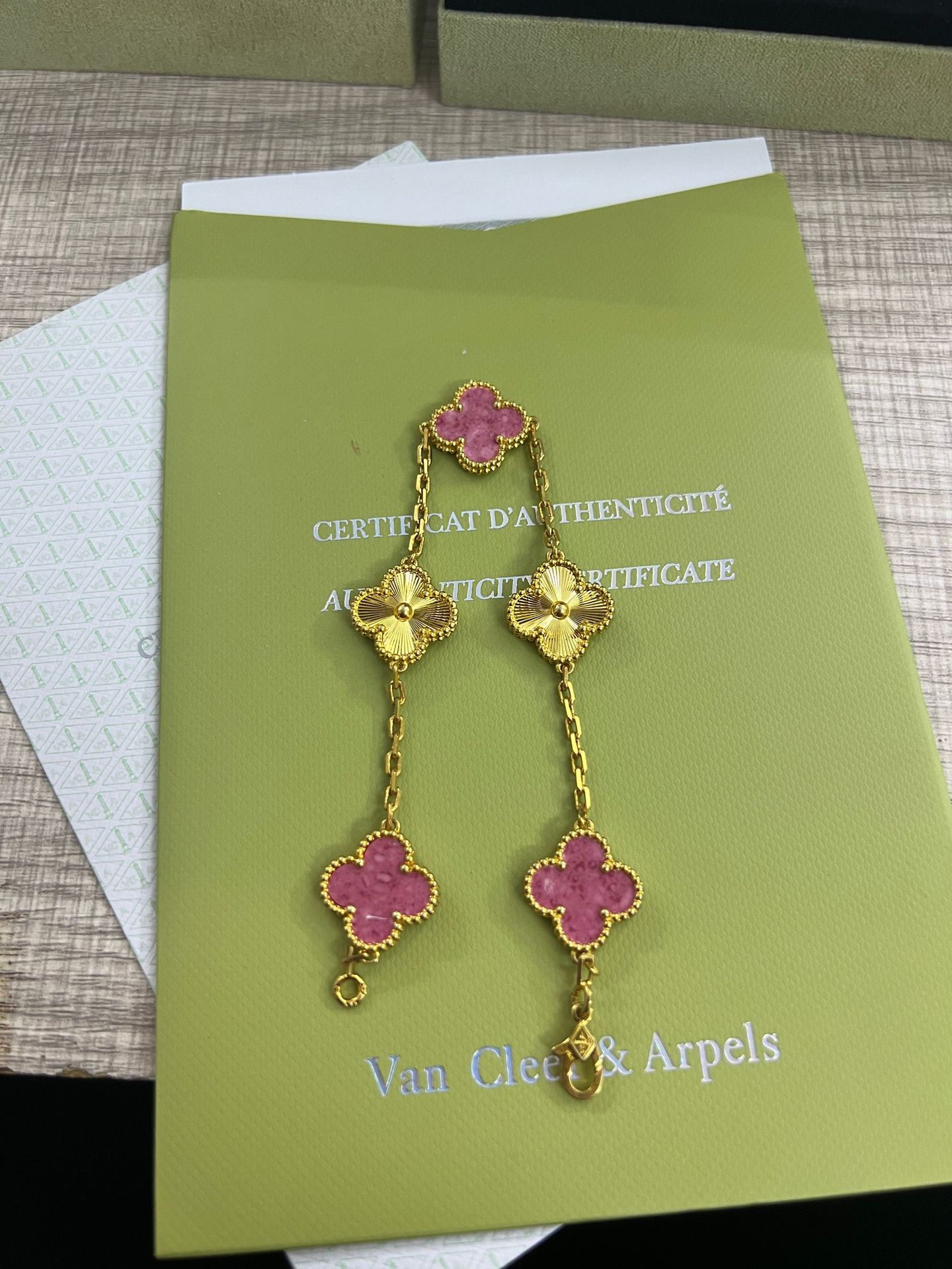 黄金色蔷薇石间钻
