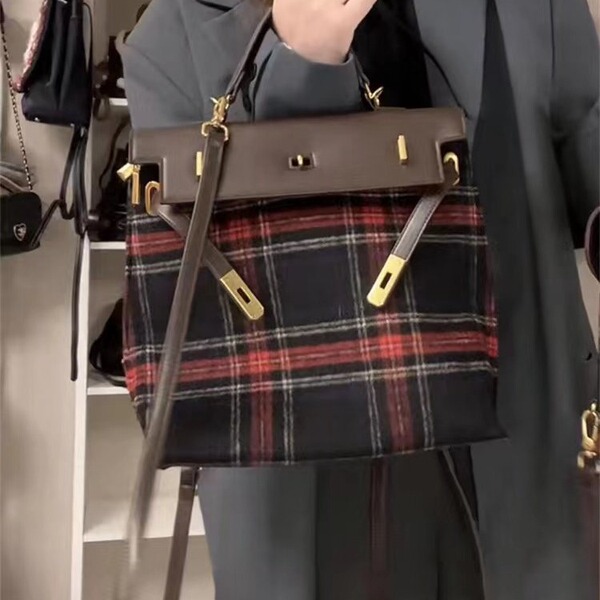 Red small design backpack, one-shoulder bag, capacious shoulder bag, 2023 collection, high-quality style