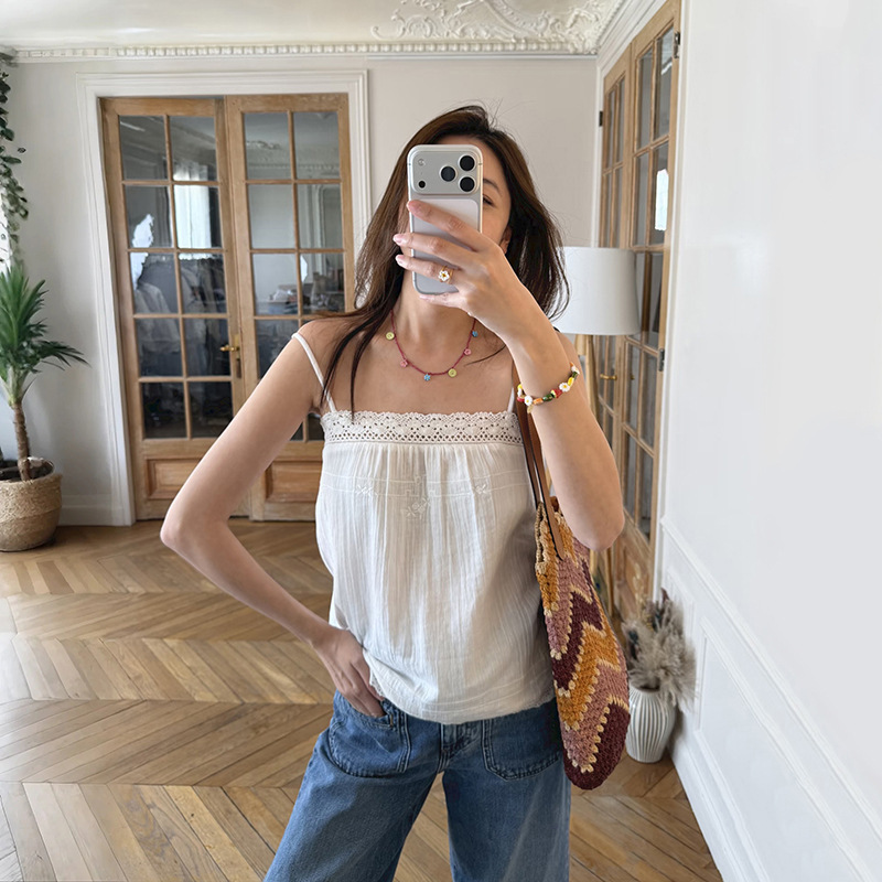 French-Style Niche 2026 Summer Gentle White Square-Neck Crochet Lace Thin Strap Loose Camisole 26591
