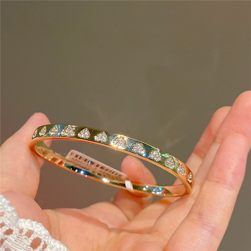 Light Luxury All-Match Golden High-End Full-Diamond Heart-Shaped Love Bracelet, Trendy & Sophisticated Instagram-Style Bangle with 6 Strands