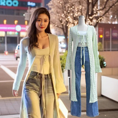 現物の徐若晗と同じタイプの薄緑色のラッパの袖のニットのカーディガンの女性の長いタイプの優しい風の透かし彫りのエアコンの上着