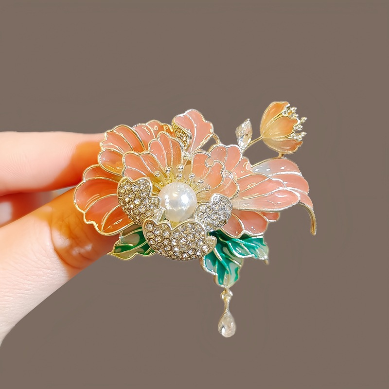 Alfinete de broche flor de peónia com esmalte e pérolas_voghion.com