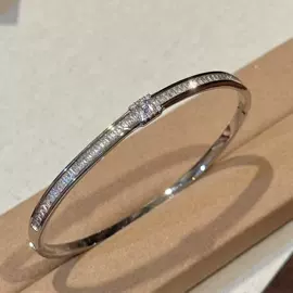 项链;耳钉;手链