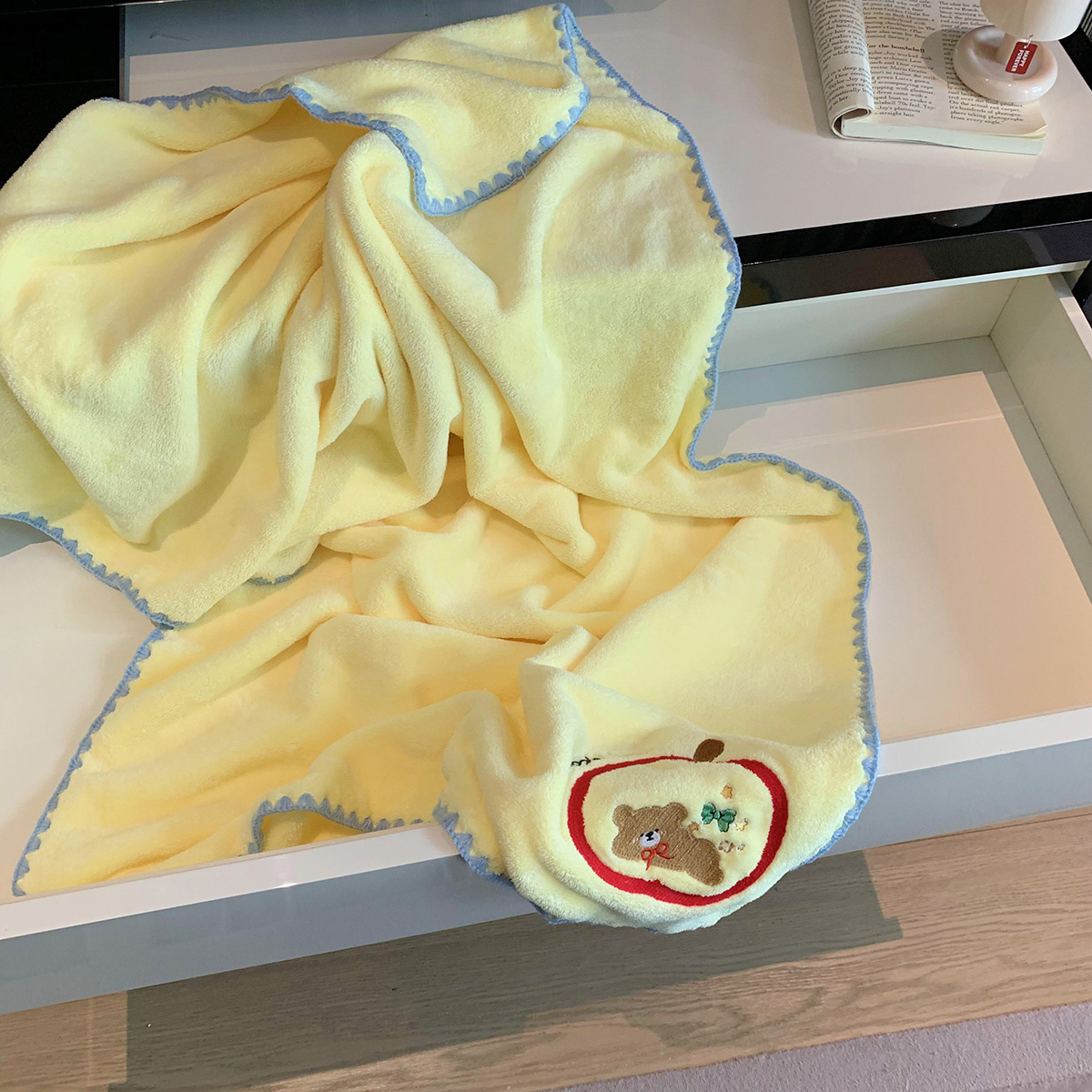 Hermosas toallas de oso de manzana para sombrero de cabello seco para estudiantes, seco rápido, absorción de agua, no es fácil de perder cabello, toallas de baño gruesas de tres piezas.