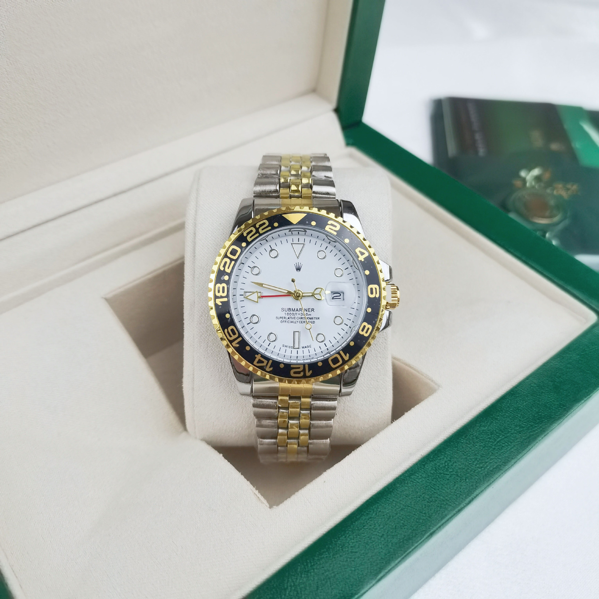 Four-pin coke circle, five beads between gold, black circle and white surface