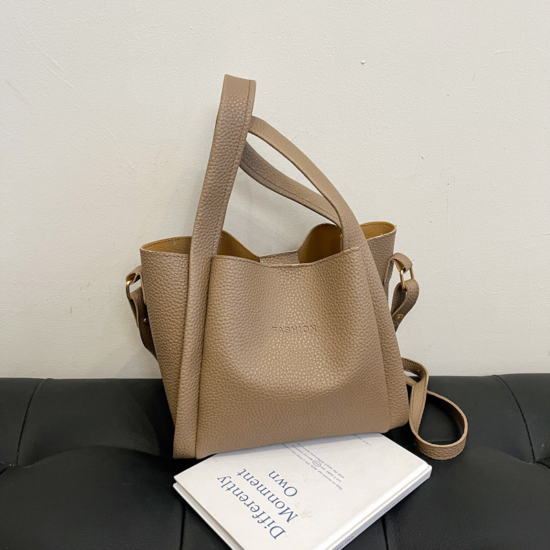 Conjunto de dos bolsos de mujer, primavera 2025, bolso de hombro de cuero suave, bolso bandolera informal y sencillo, popular este año.