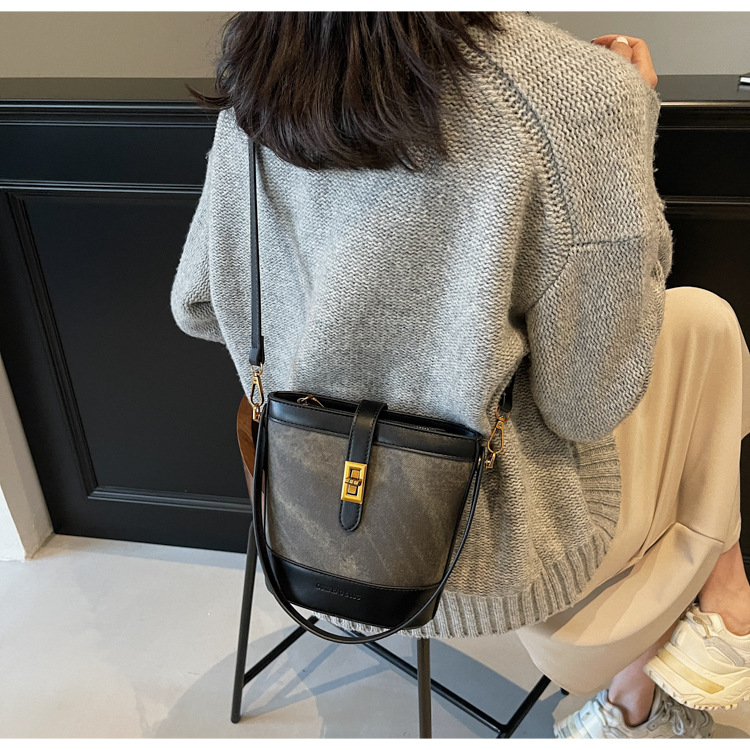 2024 New Korean-style trendy single-shoulder bag, niche design, underarm bag, fashionable and casual bucket bag, crossbody women's bag undefined