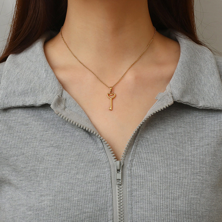 Europa y los Estados Unidos de moda retro universal colgante de llaves de moda femenina lujo ligero 18K amor llavero al por mayor