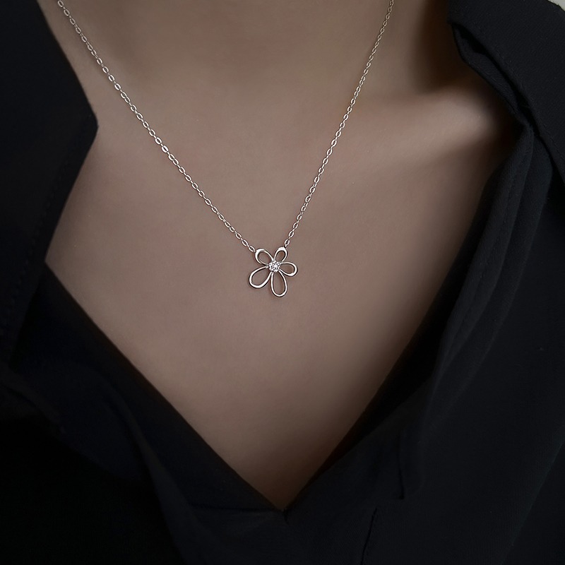 Collar de flores para mujer, lujo ligero, diseño de nicho, micro incrustaciones, circón, cadena de clavícula de flor de cinco pétalos, collar de flor de sol de acero inoxidable