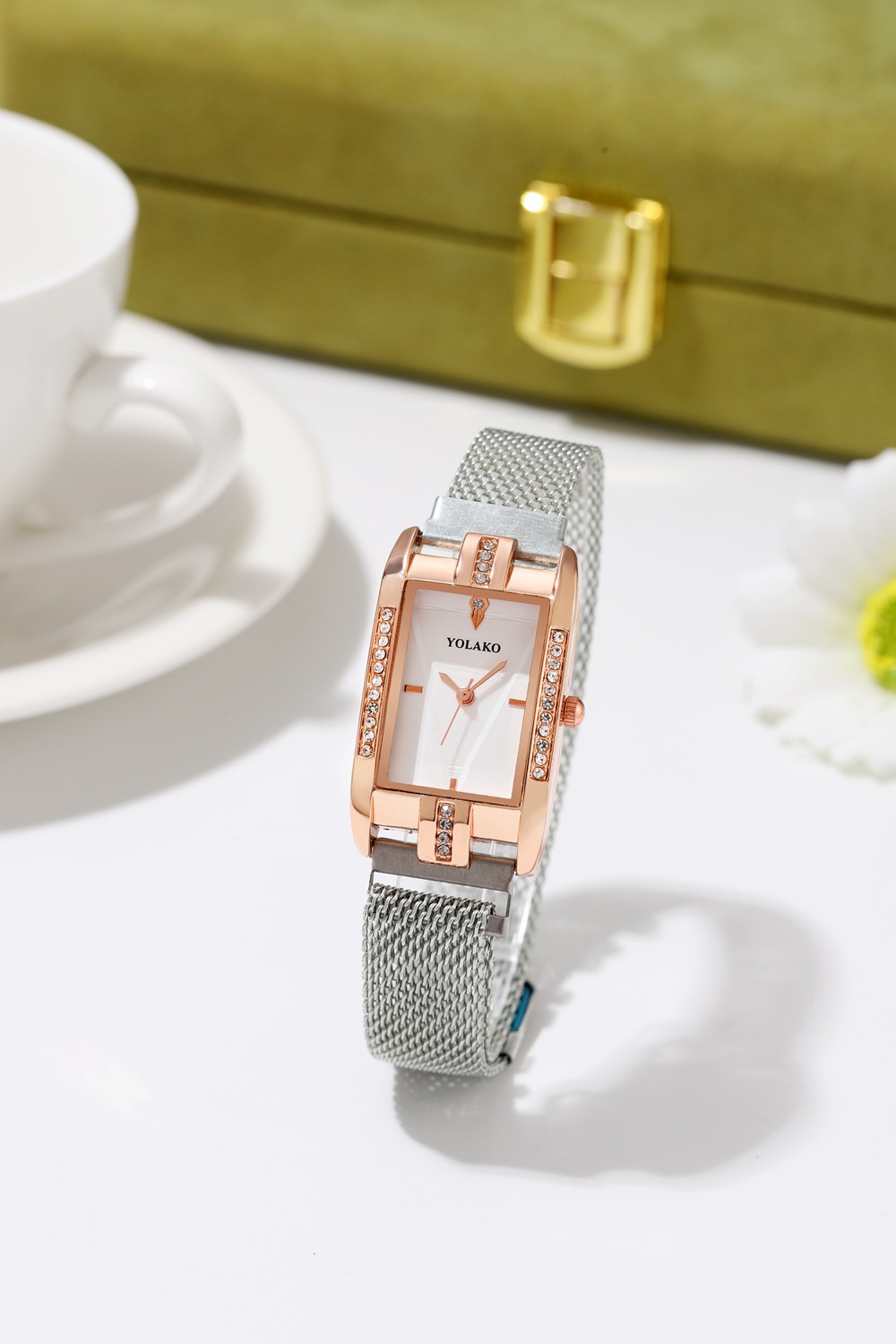 Nuovo cinturino in magnetite con orologio al quarzo da donna con design a triangolo invertito, stile quadrato, stile OL, con diamanti intarsiati_voghion.com