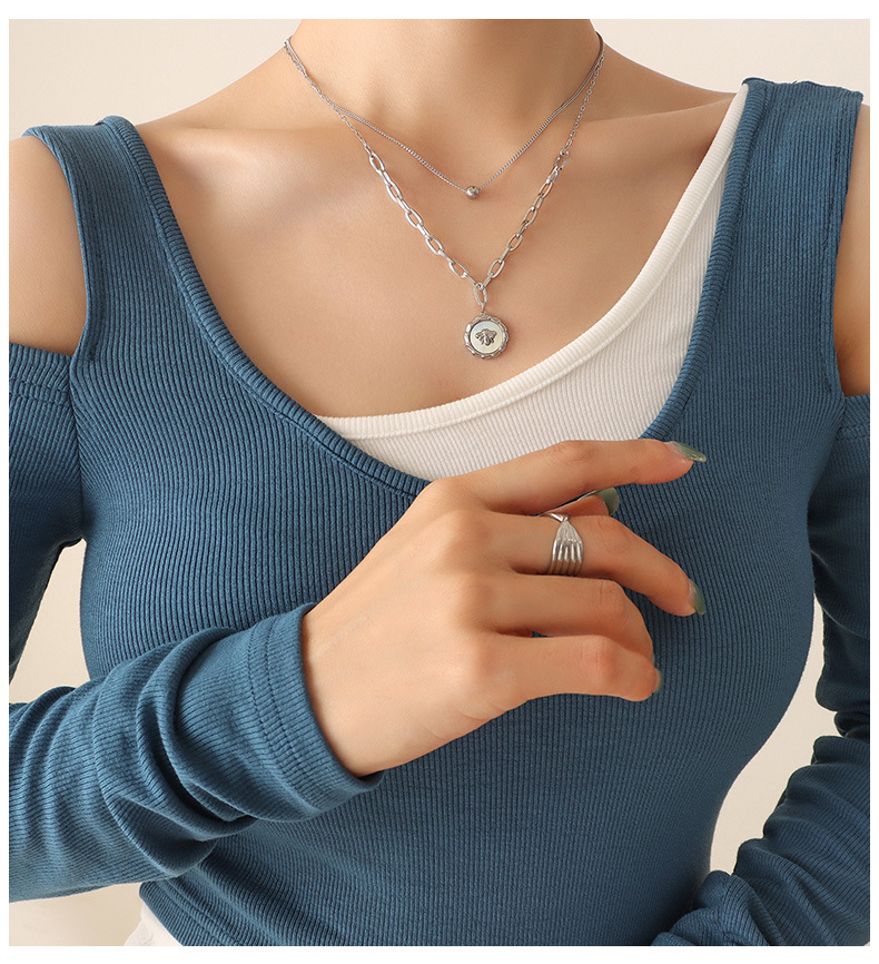 Simple small animal bee white sea shell pendant chain titanium steel 18K necklace