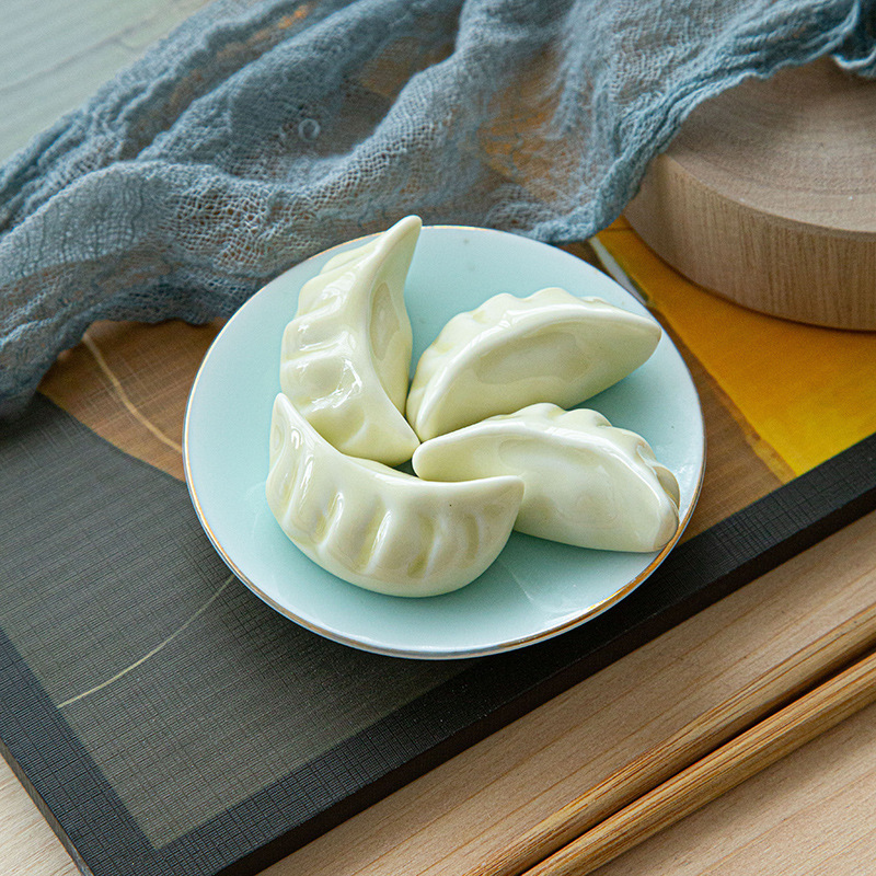Cute personalized ceramic chopstick holder chopstick holder creative hotel home chopstick pillow Chinese table decoration dumpling chopstick holder