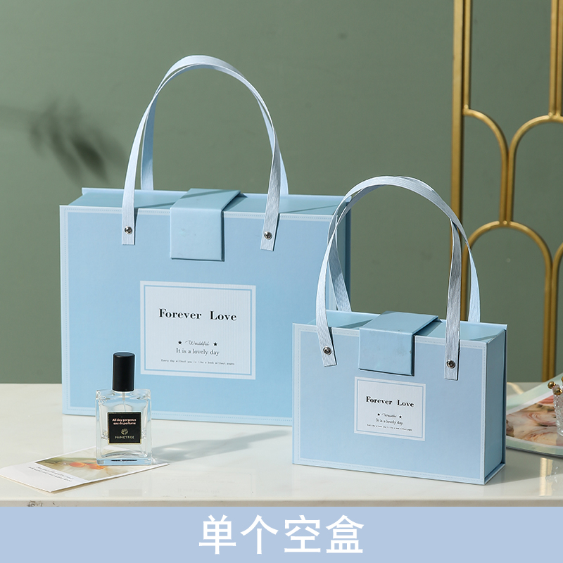 블루스카이블루 [단품선물박스] - 스몰사이즈 18*13*6.5cm - 립스틱, 향수 등이 들어있습니다.