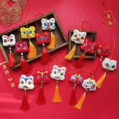 中国風のお祝いのぬいぐるみが目を覚まします。