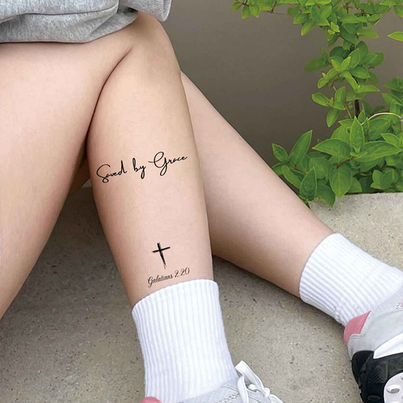 小さい清新な英語のアルファベットの紋章は男女の使い捨ての防水の全身の刺青の越境する新型の貼り紙を貼ります。