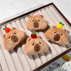 漫画ぬいぐるみカピバラブローチ人形ヘアアクセサリーアクセサリーカピバラ人形 diy ジュエリースカーフ靴下アクセサリー