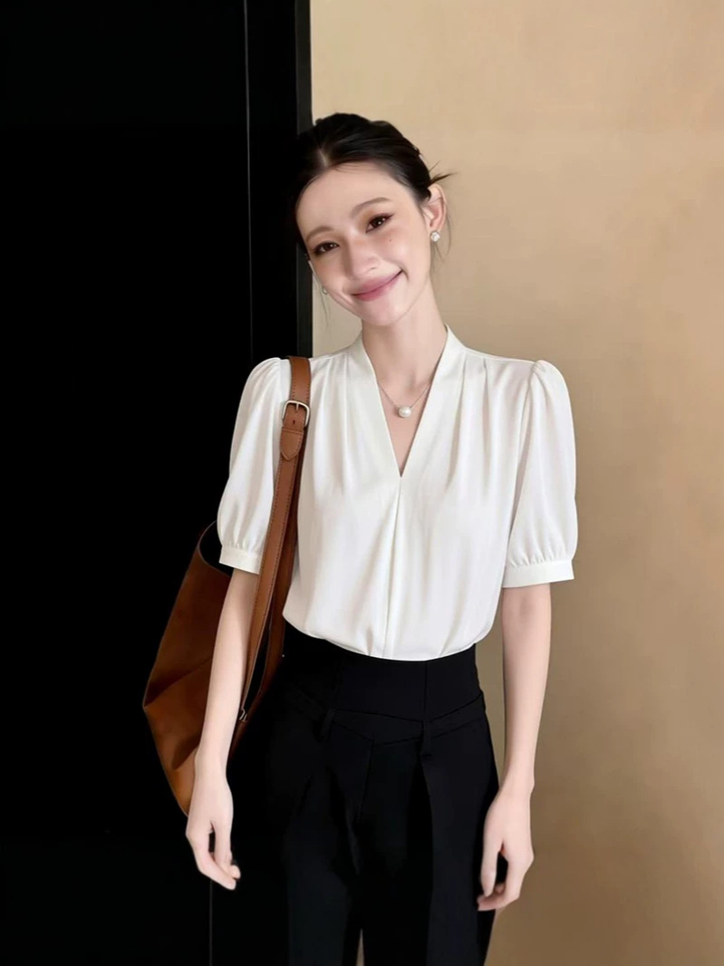 Áo sơ mi ngắn tay nữ satin dáng suông, chất liệu satin mềm mại, kiểu Pháp thanh lịch — màu xanh nhạt