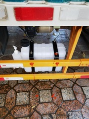 Car-mounted hand-washing water tank, hand-washing jug, various truck models—single-row box trucks, semi-trailers, and rear-eight-wheel vehicles—with integrated plastic storage buckets and brackets.