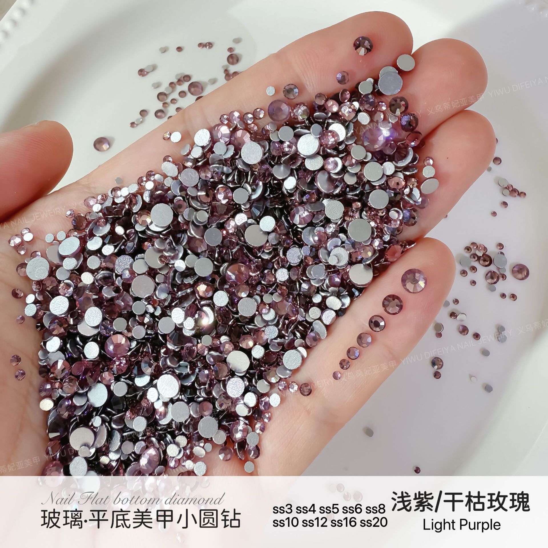 은색 바탕에 연한 보라색