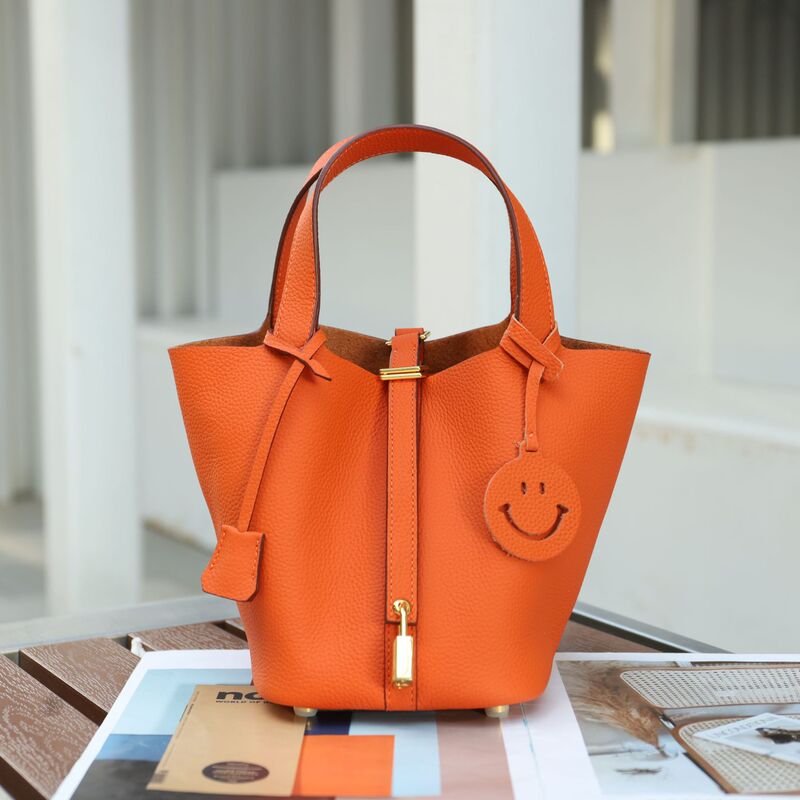 2025 New Top Layer Cowhide Vegetable Blue Gold Buckle Bag Genuine Leather Women's Bag High-end Portable Bucket Bag Women's Hand Carrying