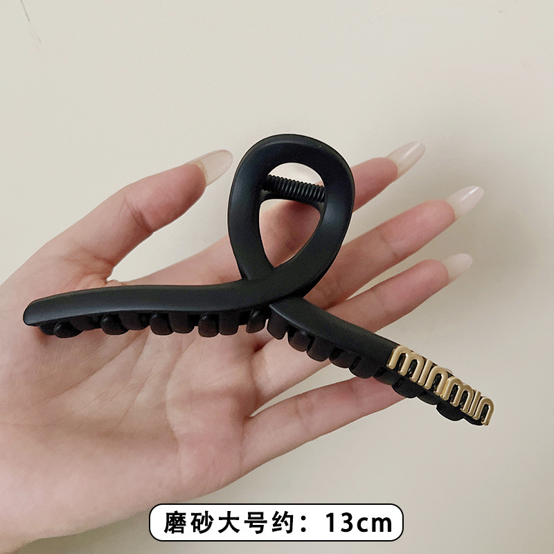 黒い髪のクリップの大きいサイズのシンプルなアルファベットのminヘアピンの女性の高級感の後頭部の髪のサメのクリップの飾り|undefined