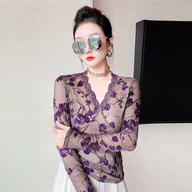 复古蕾丝风V领印花长袖T恤女秋装修身感减龄纯欲性感打底上衣