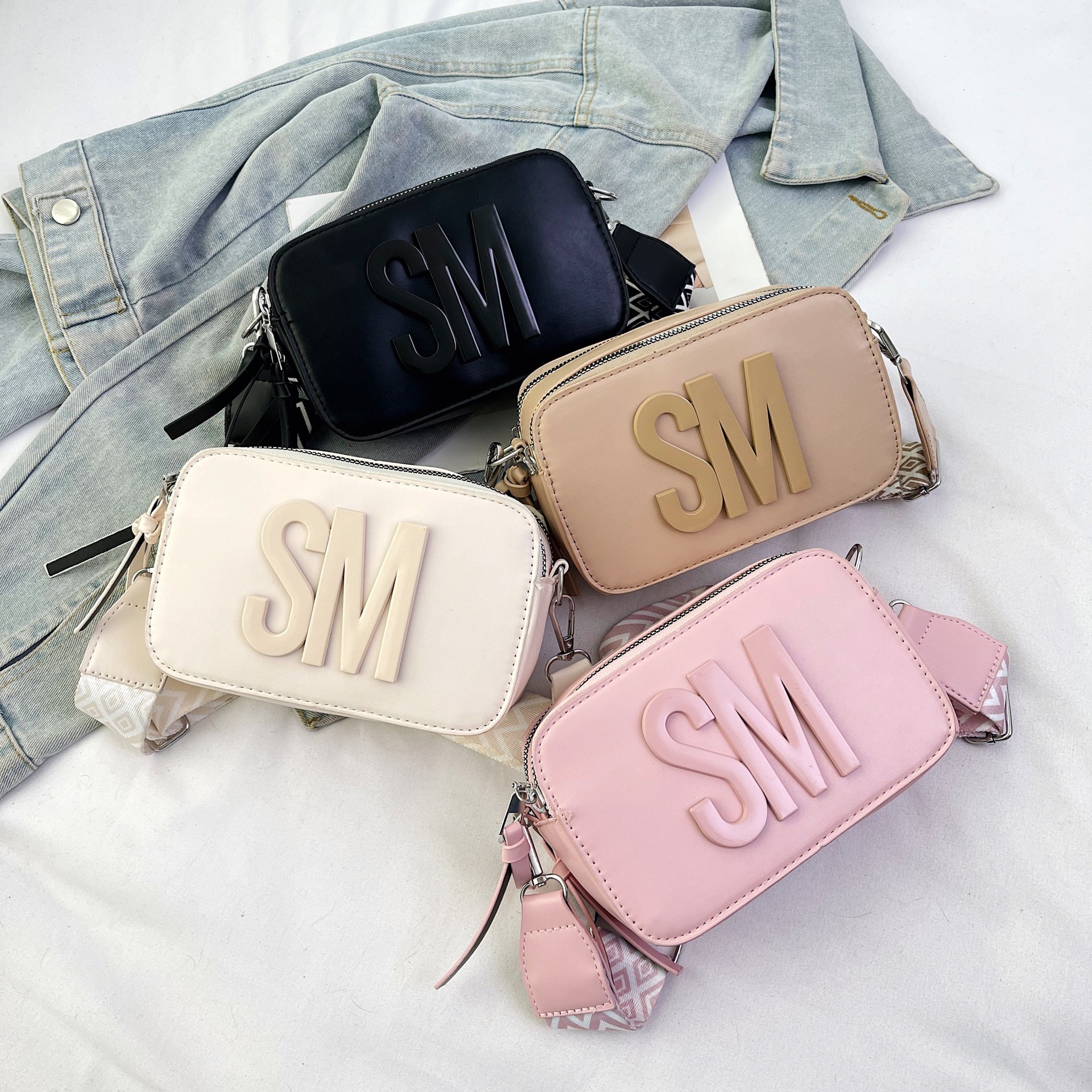 국경 간 트렌디 한 올 매치 백 섬유 작은 스퀘어 가방 캐주얼 숄더 백 라이트 럭셔리 크로스 바디 백 와이드 숄더 스트랩 레터 여성용 가방