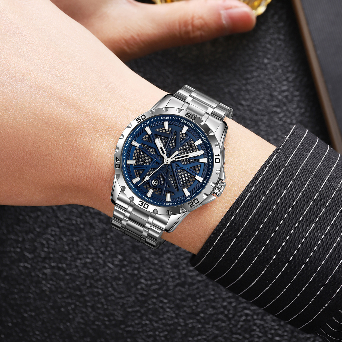 Momento de reloj de hombre redondo hueco correa de acero impermeable calendario reloj de pulsera simple reloj de cuarzo comercial al por mayor transfronterizo