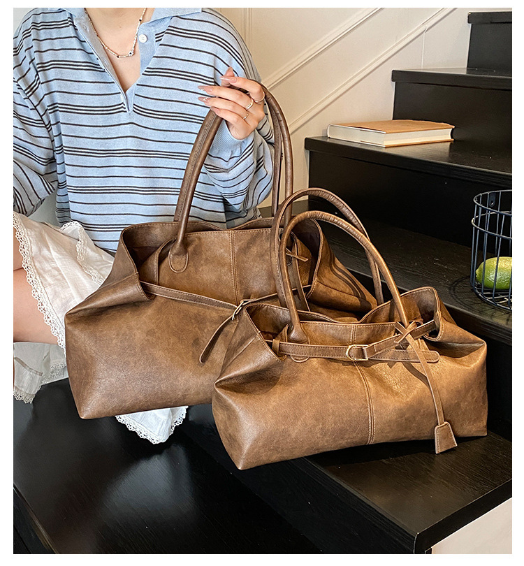 The laid-back style large-capacity underarm tote bag for women in 2025, with a lock, is fashionable and versatile. It's a trendy single-shoulder bag for commuting full figure