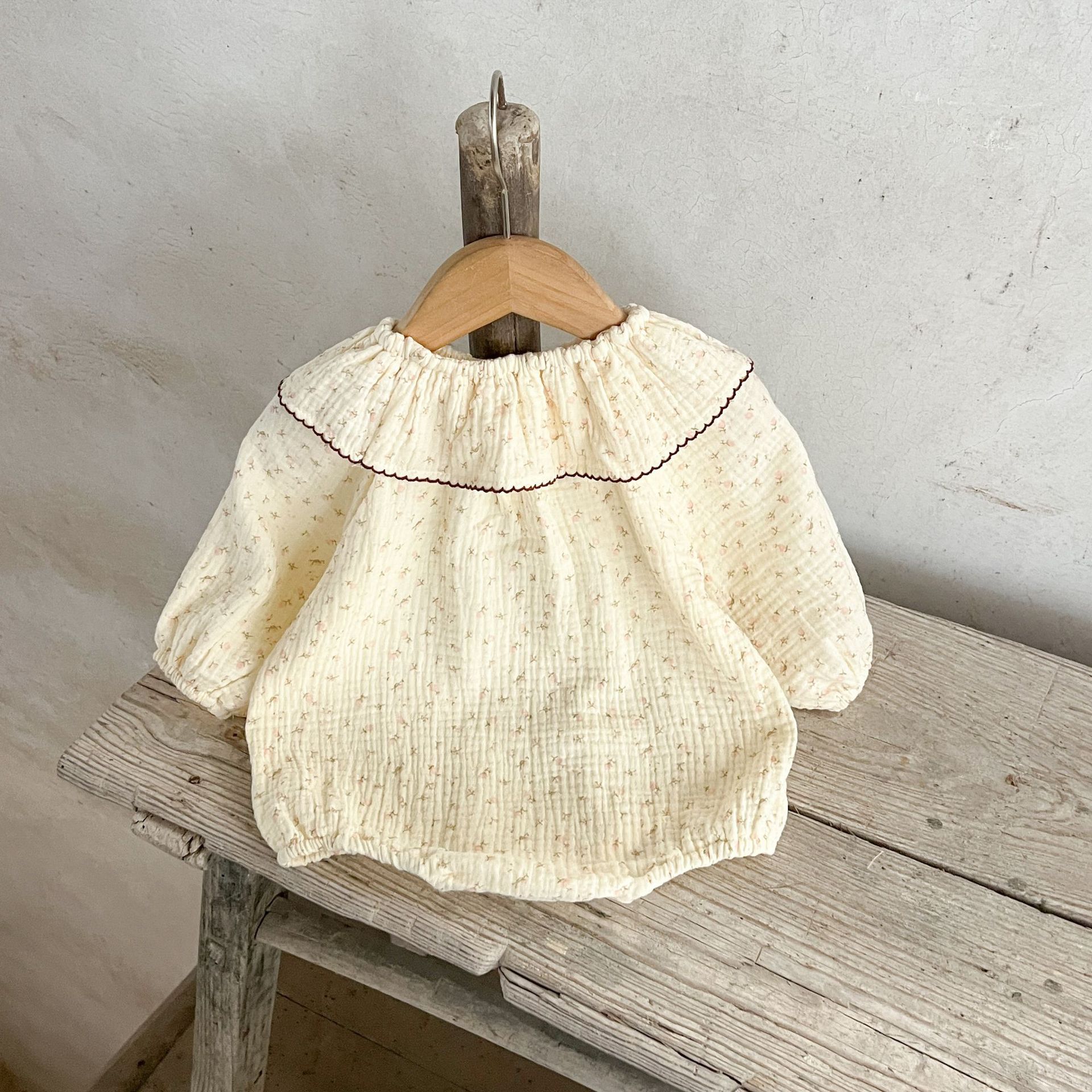 Ins coreano niña bebé algodón de doble capa arrugado cuello de hoja de loto floral mameluco de color de contraste mameluco recién nacido