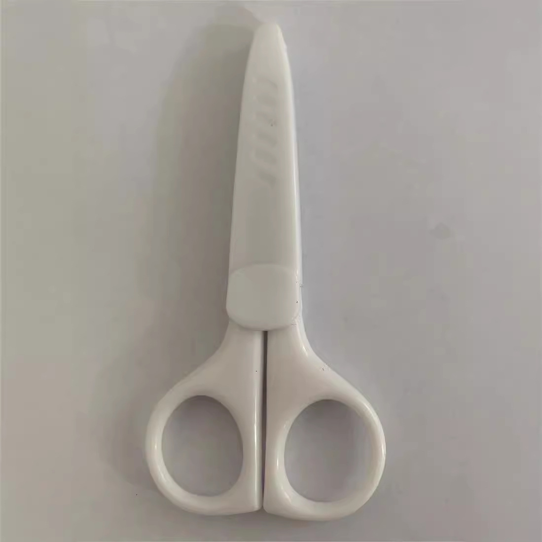 En stock al por mayor de acero inoxidable tijeras pequeñas estudiante de seguridad para niños tijeras pequeñas hechas a mano tijeras de hilo de cabeza plana tijeras domésticas