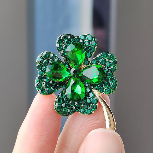 New simple anti-exposure cat's eye brooch for women four-leaf clover pin fixed clothing accessories manufacturer