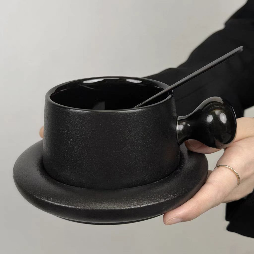 Taza de café negro esmerilado retro, mango redondo, diseño de nicho de lujo ligero, personalidad, té de la tarde de cerámica de alto valor