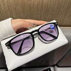 遠近両用双光日除け老眼鏡は歩く紫外線防止太陽老眼鏡二合一を持っている