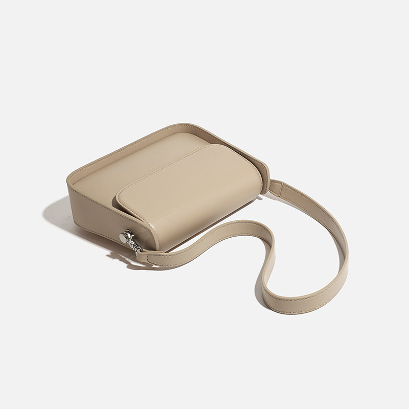 En verano de 2025, el nuevo paquete de tofu de alta calidad de nicho está de moda, con un solo hombro y una axila para viajar.