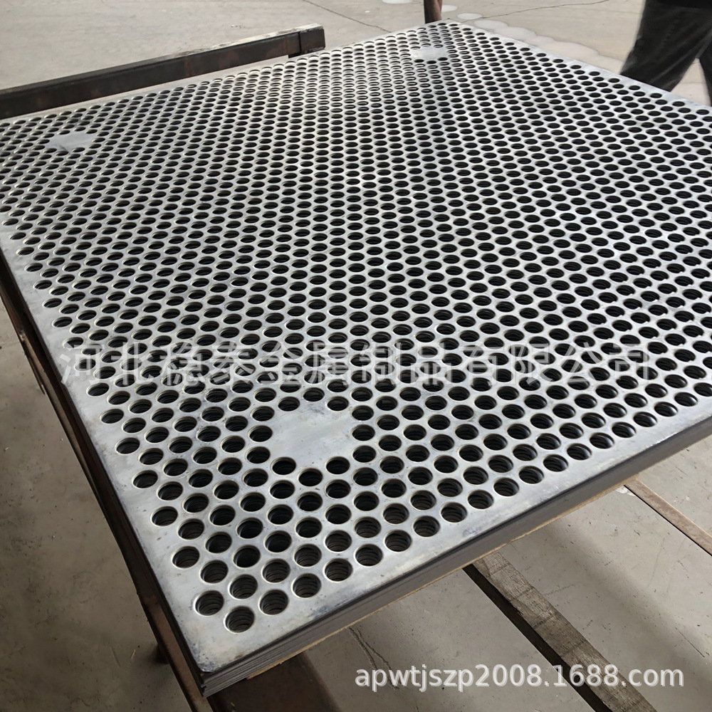 厂家生产重型冲孔网，板厚5-20mm，孔径5-30mm，圆孔网片
