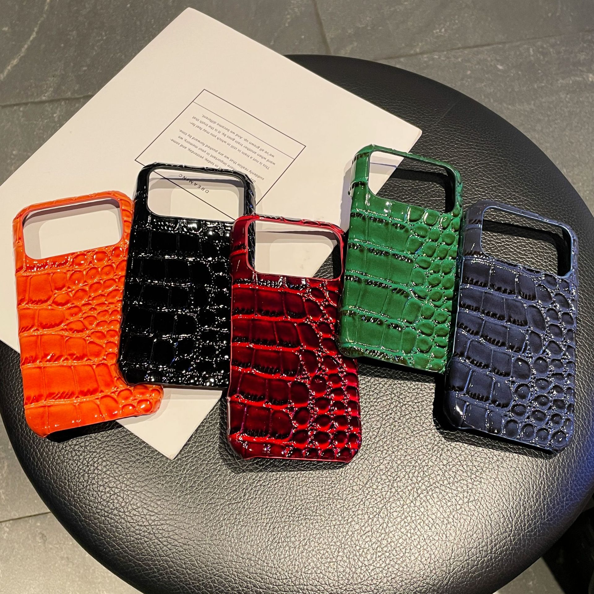 Timsaq dərisi naxışlı parlaq telefon qabı — iPhone 11-17 Pro Max üçün