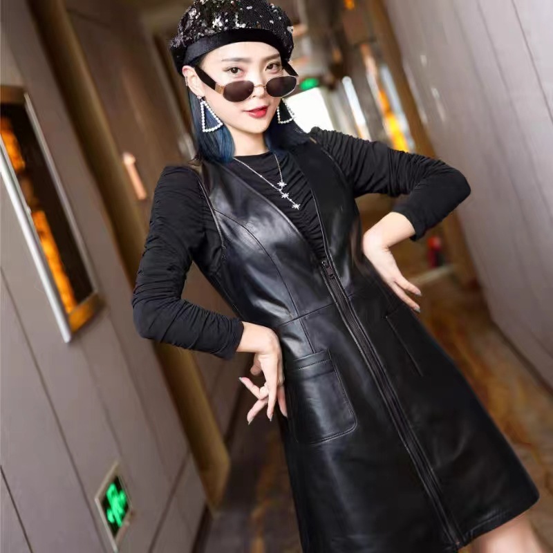 连衣裙女2025秋季新款绵羊皮V领背带裙真皮中腰皮裙黑色A字中长裙