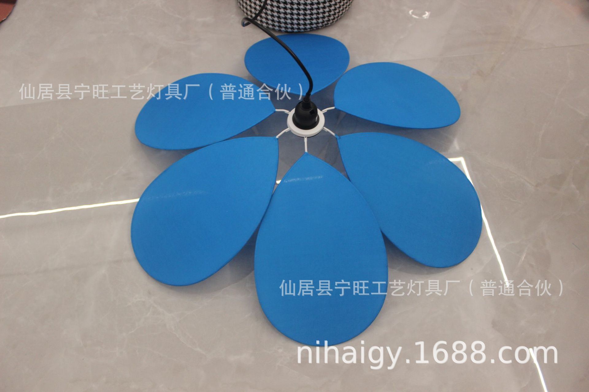 개별 포장된 파란색 갓 세트