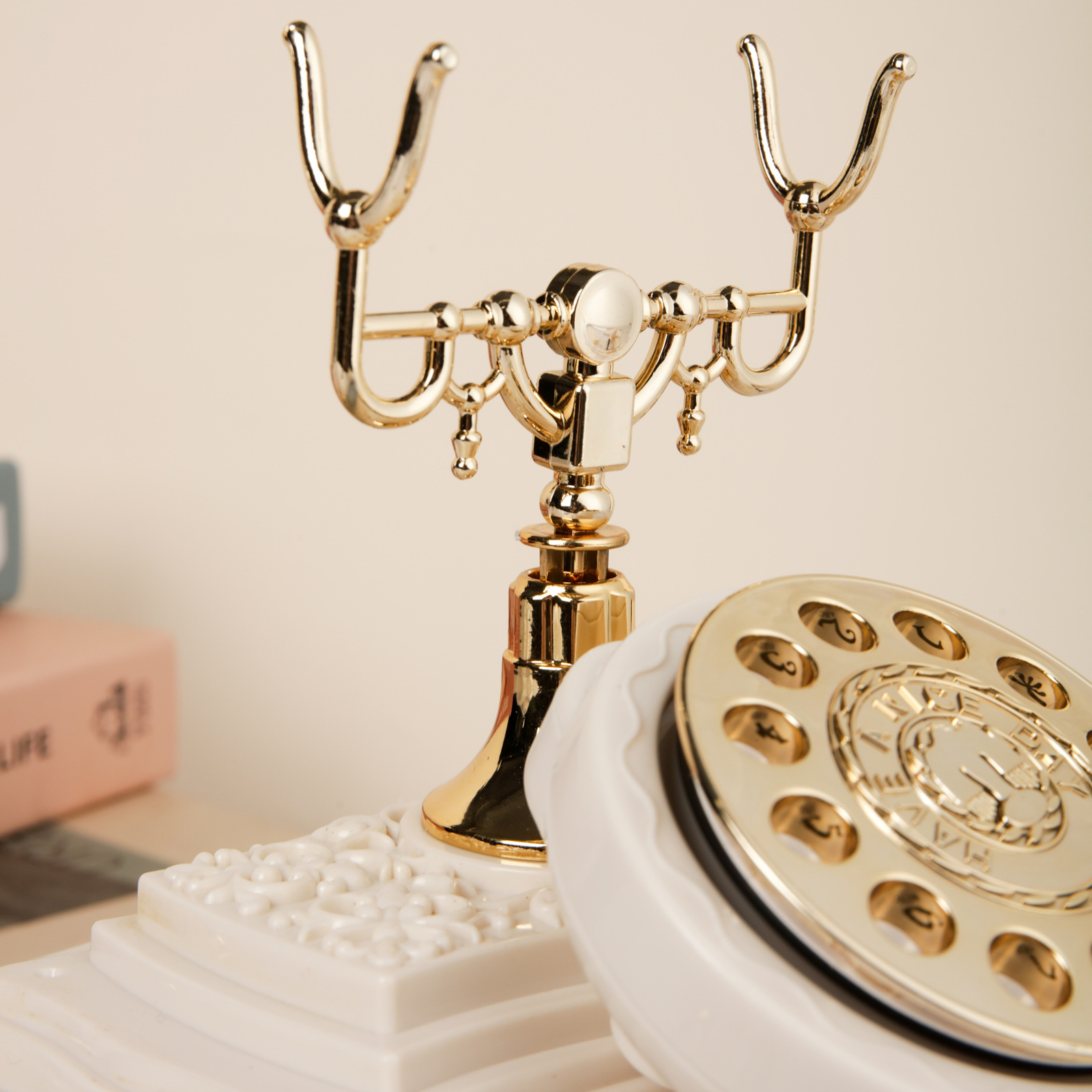 Teléfono con dial antiguo retro de alta gama, caja de música, caja de música, bar de almacenamiento de teléfonos de estilo europeo, cafetería, creatividad