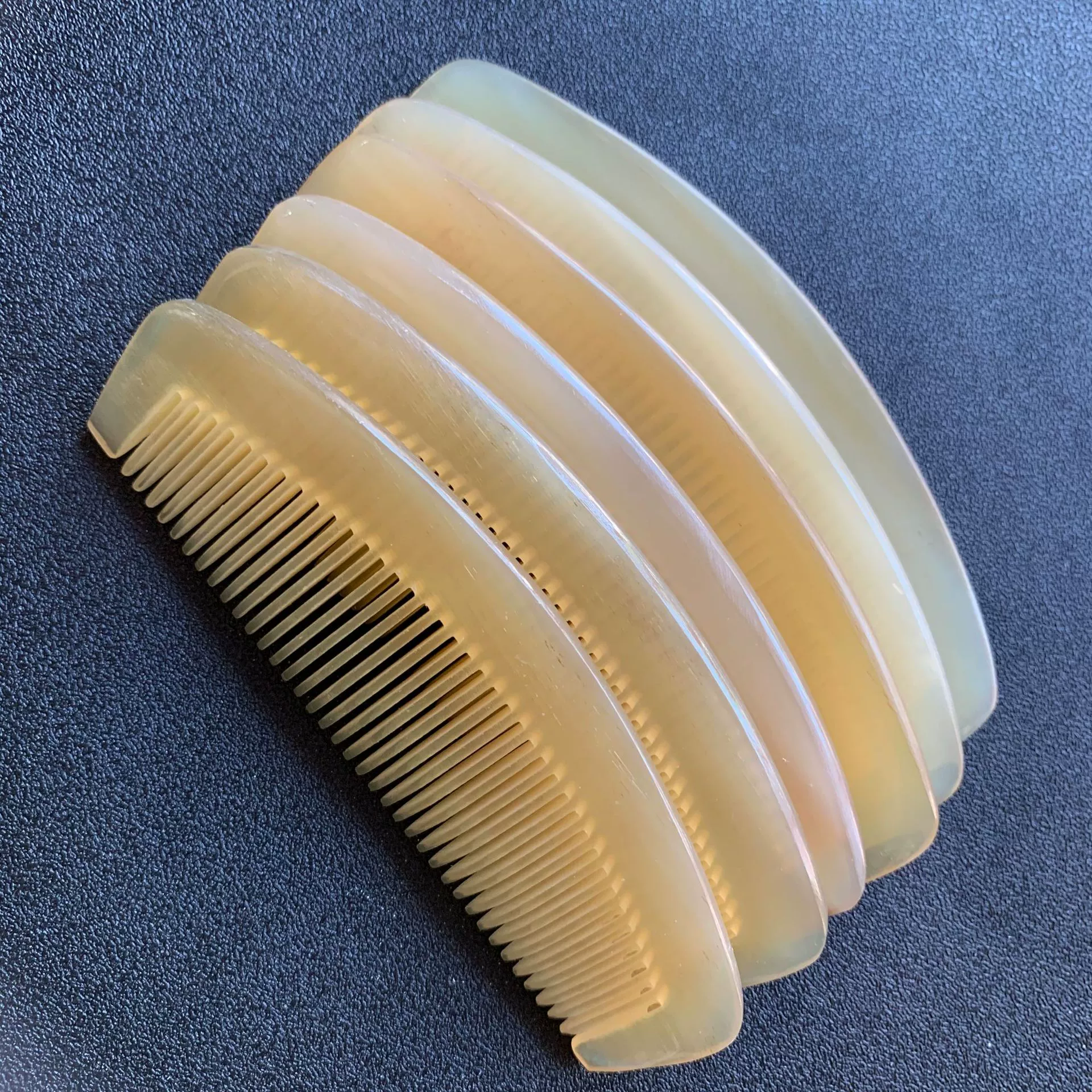 Horned Moon -shaped combed dense teeth, cattle horns, semi -circular comb, butterfly comb, manufacturer wholesale scenic spot, stall treatment