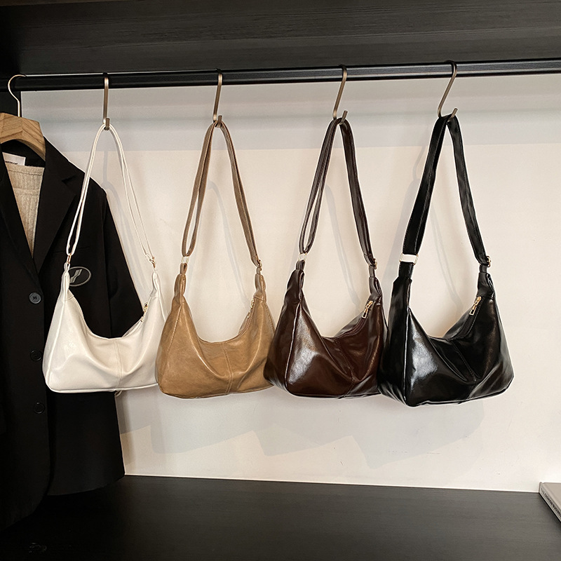 Color sólido textura de cuero suave hombro mochila para mujeres 2025 primavera nueva literatura y arte bolsos casuales bolsos especiales de moda