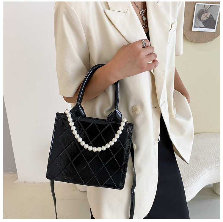 Fashion Solid Color Plaid Texture Pearl Chain Messenger Bag Wholesale Nihaojewelry display picture 11